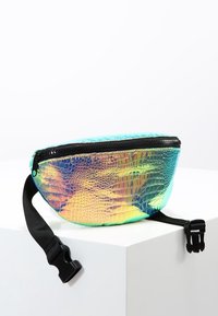 Marsupio iridescente con texture rettile, dotato di una zip nera, una tracolla regolabile e una forma arrotondata con variazioni di colore riflettenti.
