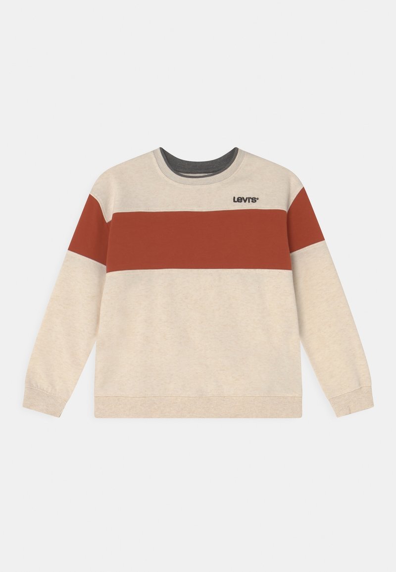 Sudadera beige con cuello gris oscuro y franja horizontal rojo óxido. Presenta el logo de Levis en el pecho izquierdo, con puños y dobladillo acanalados.