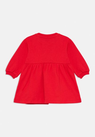 Sarkanais kokvilnas kleitas ar garām pūkainām piedurknēm, apaļo dekoltē un sakotu svārku daļu. Gluda tekstūra ar vienkrāsainu dizainu.