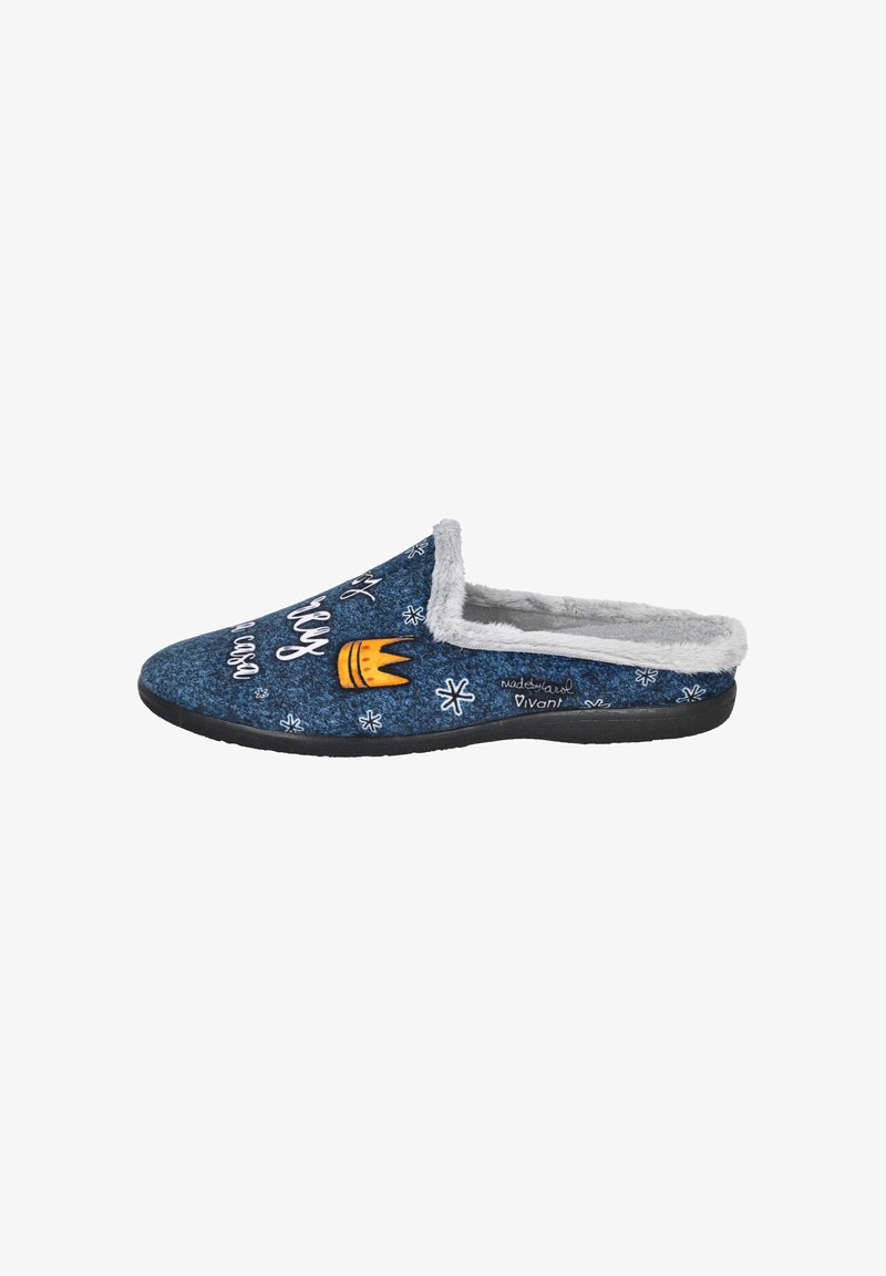 Zapatilla azul de tela con forro de piel sintética gris, gráfico de coronas naranjas, texto en blanco y diseños de copos de nieve en una suela negra.