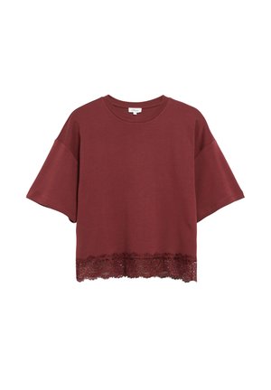 Kort mouw bordeaux cropped top met ronde hals en kanten rand langs de zoom, weergegeven op een effen witte achtergrond.