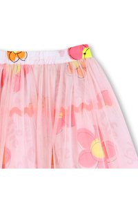 Ροζ τούλινη φούστα με ελαστική μέση, διακοσμημένη με λουλουδάτο μοτίβο σε πορτοκαλί και κίτρινο. Η διάφανη υφή προσδίδει μια ελαφριά, αέρινη αίσθηση.