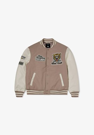 Giacca varsity con corpo beige, maniche crema, tigre ricamata e testo Los Angeles. Colletto, polsini e orlo a coste con dettagli a righe.
