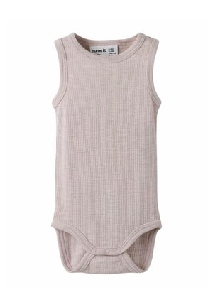 Ärmelloser, beiger, gerippter Baby-Body mit Rundhalsausschnitt und drei Druckknöpfen am unteren Rand für einfaches Windelwechseln.