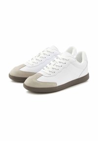 Weiße Sneaker mit einem Obermaterial aus Leder und einer grauen Wildleder-Zehenkappe sowie Akzenten. Gummisohle mit einem strukturierten Muster für besseren Halt.