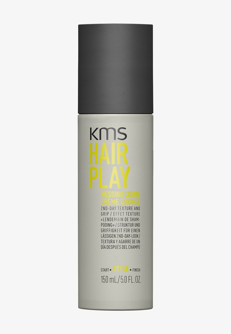 KMS Hair Play Messing Creme 150 ml Flasche mit schwarzem Verschluss, gelbem und schwarzem Text, Stylingprodukt für die Textur und den Halt am zweiten Tag.