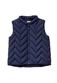 Námorní puffer vesta s chevron prošíván ím, vysokým límcem a předním zipem. Obsahuje malé vyšívané logo na boku.