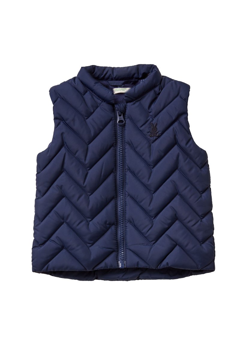 Námorní puffer vesta s chevron prošíváním, vysokým límcem a předním zipem. Obsahuje malé vyšívané logo na boku.