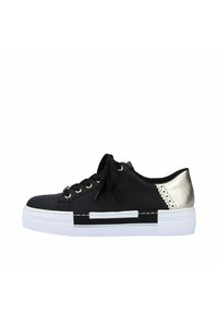 Schwarze Sneaker mit einem Obermaterial aus glattem Leder, goldenen Ösen, gepolsterter Zunge und metallischem silbernen Fersenelement; mit einer dickem weißen Sohle.