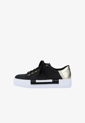 Schwarze Sneaker mit einem Obermaterial aus glattem Leder, goldenen Ösen, gepolsterter Zunge und metallischem silbernen Fersenelement; mit einer dickem weißen Sohle.