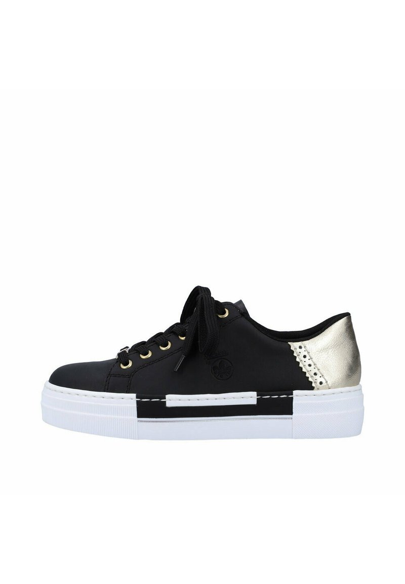 Schwarze Sneaker mit einem Obermaterial aus glattem Leder, goldenen Ösen, gepolsterter Zunge und metallischem silbernen Fersenelement; mit einer dickem weißen Sohle.