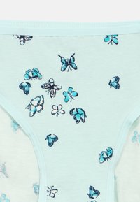 Jasnoniebieskie bawełniane majtki z nadrukiem motyli w kolorze ciemnoniebieskim i turkusowym, z jednolitym pasem i miękką teksturą.