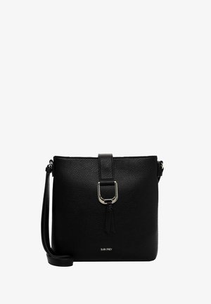 Sac bandoulière en cuir noir avec une surface texturée, une sangle ajustable, une boucle en métal argenté et un logo en bas.