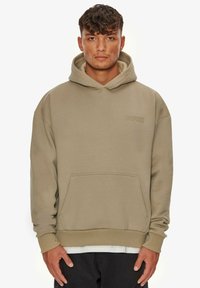 Hætte sweatshirt i beige, lavet af blødt stof. Har en frontkangaroo-lomme og prægede "DROPSIZE" logo på brystet.