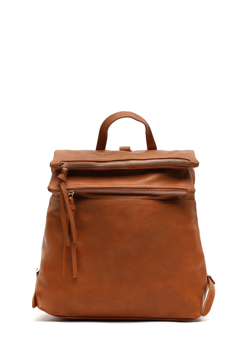Zaino in pelle marrone con manico superiore, chiusura roll-top e tasca anteriore con zip. Presenta una texture liscia e un design minimalista.