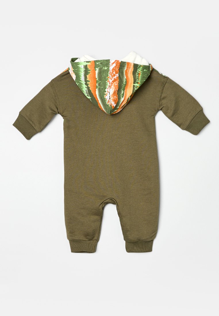 Combinaison verte olive à manches longues, avec des poignets côtelés et une capuche multicolore à motifs orange et vert. Texture de tissu douce.