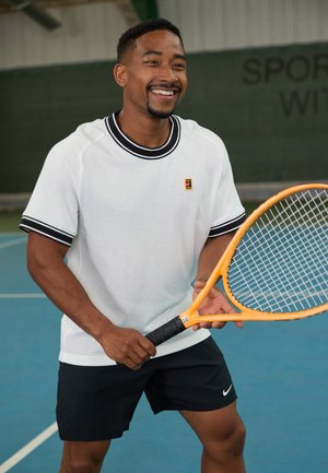 Nike Performance HERITAGE - Marškinėliai su spaudiniu - white/black