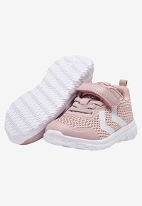 Růžové a bílé dětské tenisky s vrchní částí z pletiva, suchým zipem, tkaničkami a texturovanou bílou gumovou podrážkou, jedna bota vztyčená a jedna nakloněná.
