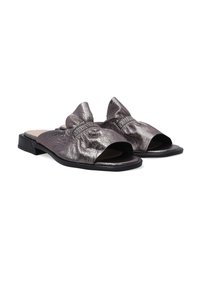 Metallische lila Slipper mit offener Zehenpartie, geraffter Textur und flacher schwarzer Sohle. Verfügt über weichen Stoff und einen entspannten Stil.