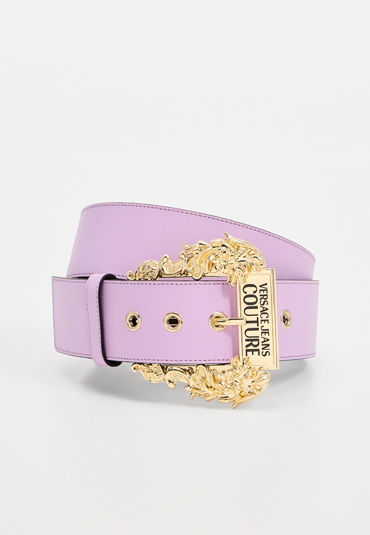 Lila Lederarmband mit goldfarbener, verzierter Schnalle und Logo-Akzent. Verfügt über mehrere Löcher für eine verstellbare Passform und eine glatte Textur.