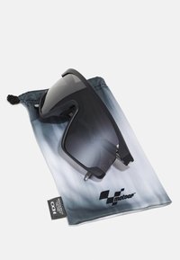 Schwarze Sonnenbrille mit großen rechteckigen Gläsern, kombiniert mit einem weichen Beutel mit einem Farbverlauf in Blau und einem aufgedruckten Logo.