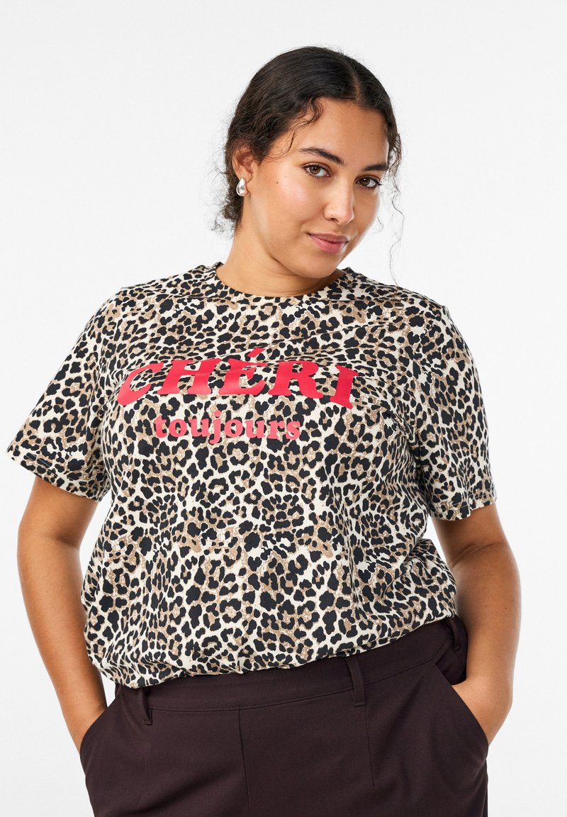 T-shirt con stampa leopardata in beige e nero con scritta rossa "CHÉRI toujours". Maniche corte, collo rotondo e vestibilità morbida. Morbido cotone.