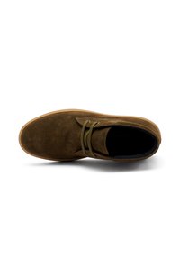 Scarpa in suede marrone con lacci verde oliva, punta arrotondata e suola in gomma leggera di colore beige chiaro in contrasto. Dettaglio di rivestimento interno liscio.