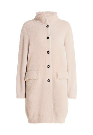 Manteau léger rose pâle et pelucheux avec un col haut, cinq boutons noirs et deux poches avant aux bords effilochés. Texture douce et conception à mi-genoux.