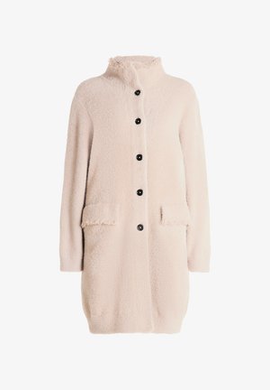 Helle rosa, flauschige Jacke mit hohem Kragen, fünf schwarzen Knöpfen und zwei vorderen Taschen mit fransigen Kanten. Weicher Stoff und knielanges Design.