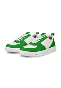 Gröna och vita sneakers med överdel i texturerat läder, rund tå, perforeringar på sidorna och en gummisula med luft hål.