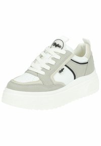 Bytové tenisky s šedým nubukovým svrškem, bílými koženými akcenty, perforovanou špičkou, černým logem a silnou bílou podrážkou. Mají šněrovací design.