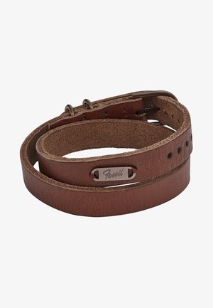 Brunt læderarmbånd med metalspænde og Fossil-mærkeplade syet på remmen.