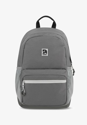 Szary plecak z tkaniny o zaokrąglonym kształcie, z przednią kieszenią na zamek, siateczkowymi kieszeniami bocznymi oraz uchwytem do noszenia na górze.