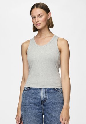 Débardeur gris côtelé avec un col rond et de larges emmanchures, associé à un jean bleu en denim taille haute. Texture unie, sans motifs.