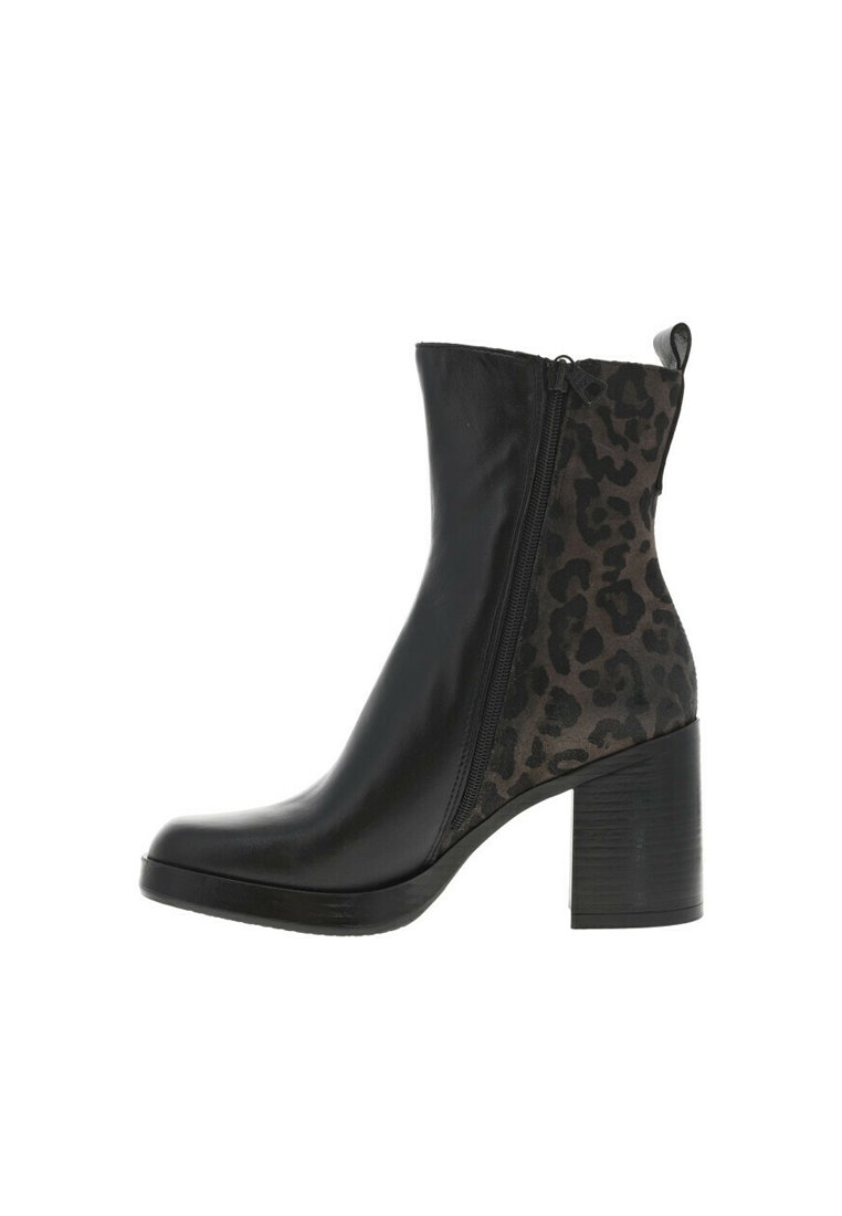 Bottine noire avec un panneau en imprimé léopard, en cuir lisse, fermeture à glissière sur le côté et un talon épais. Les accents texturés rehaussent le design.