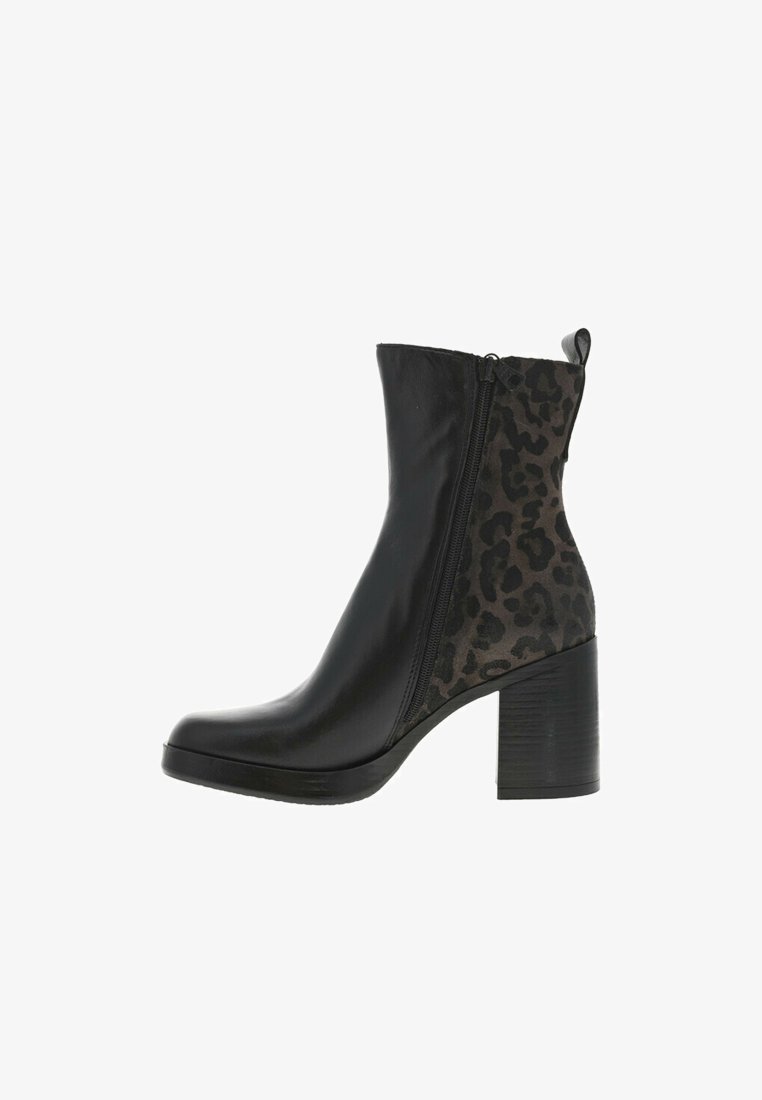 Bottine noire avec un panneau en imprimé léopard, en cuir lisse, fermeture à glissière sur le côté et un talon épais. Les accents texturés rehaussent le design.