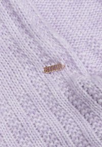 Lavendelkleurige gebreide stof met een duidelijke textuur en een geribd patroon, voorzien van een goudkleurig metalen accent met de gravure "BIZUU".