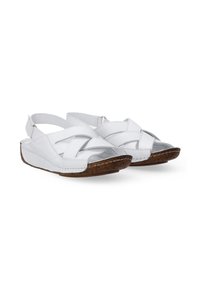Witte leren sandalen met kruissluiting, open teen en verstelbare hak. Getextureerde bruine zool voegt contrast toe. Stitchingdetails zijn zichtbaar.