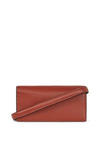 Bolso rectangular de cuero rojo con un diseño plano, que presenta una correa larga y un sutil detalle de costura a lo largo de los bordes.
