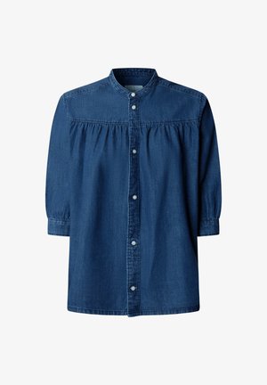 Blusa de denim azul oscuro con mangas largas, canesú fruncido, cuello mandarín y cierre delantero de botones.