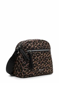 Kreuzbodytasche im Leopardenmuster aus Stoff, mit einem Reißverschluss, schwarzen Akzenten und einem abnehmbaren Schultergurt. Kompakte und strukturierte Gestaltung.