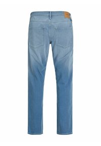 Ανοιχτό μπλε τζιν παντελόνι από denim, εμφανίζεται από πίσω με δύο πίσω τσέπες και ένα καφέ δερμάτινο λογότυπο στη μέση.