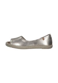 Metallisch silberner, offener Schuh mit einer strukturierten Lederoberfläche, juteüberzogener Sohle und einem minimalistischen Design.