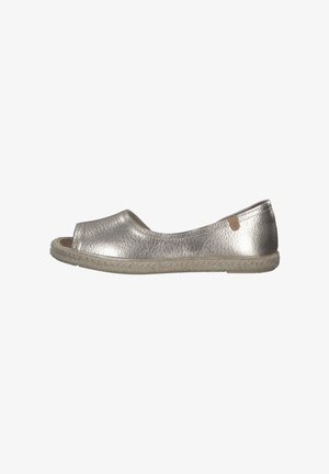 Metallisch silberner, offener Schuh mit einer strukturierten Lederoberfläche, juteüberzogener Sohle und einem minimalistischen Design.
