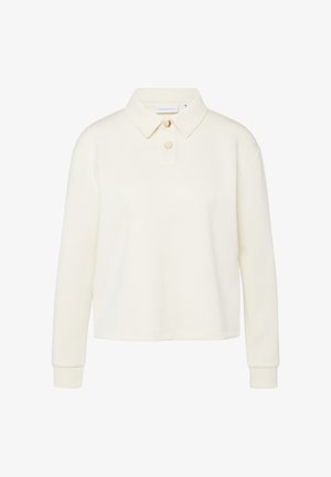 Kremowa koszulka polo z długim rękawem, szerokim kołnierzem i dwoma złotymi guzikami na plisach, wykonana z gładkiego, dzianinowego materiału.