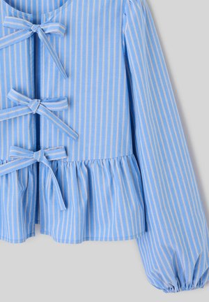 Blouse à manches longues rayée bleu et blanc à rayures verticales, avec trois nœuds à l'avant et un bas à volants.