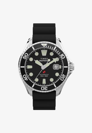 Timex Deepwater kellal on must nägu, helendavad markerid, roostevaba terasest raami ja must silikoonist rihm; automaatne liikumine, kuupäeva kuva.