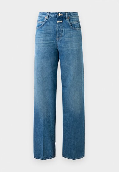 Hoge taille rechte spijkerbroek van blauw denim met voor- en achterzakken, knoopsluiting en riemlussen op een witte achtergrond.