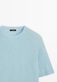 Maglione a maniche corte lavorato a maglia di colore azzurro chiaro con scollo tondo e dettagli a coste sulle maniche e sull'orlo, caratterizzato da una finitura strutturata.