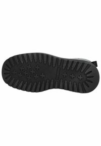 Suela de zapato de goma negra con un patrón de neumático que presenta formas rectangulares y triangulares. Texturizada para ofrecer agarre, con un logotipo de la marca en el centro.